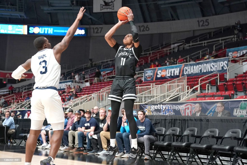 jordan-gainey-of-the-usc-upstate-spartans-takes-a-shot-over-deshaun-picture-id1380551681